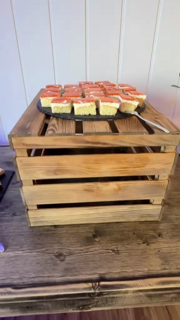 Standbild aus dem Hauptvideo: liebevoll angerichtetes Buffet