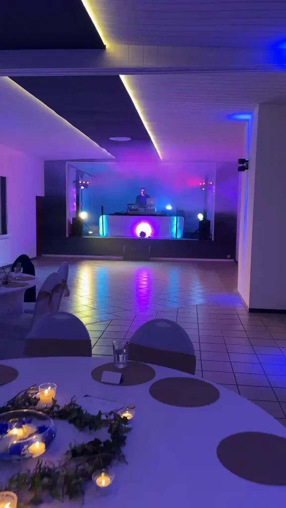 Standbild aus dem Hauptvideo: bunte Beleuchtung im Saal am Abend